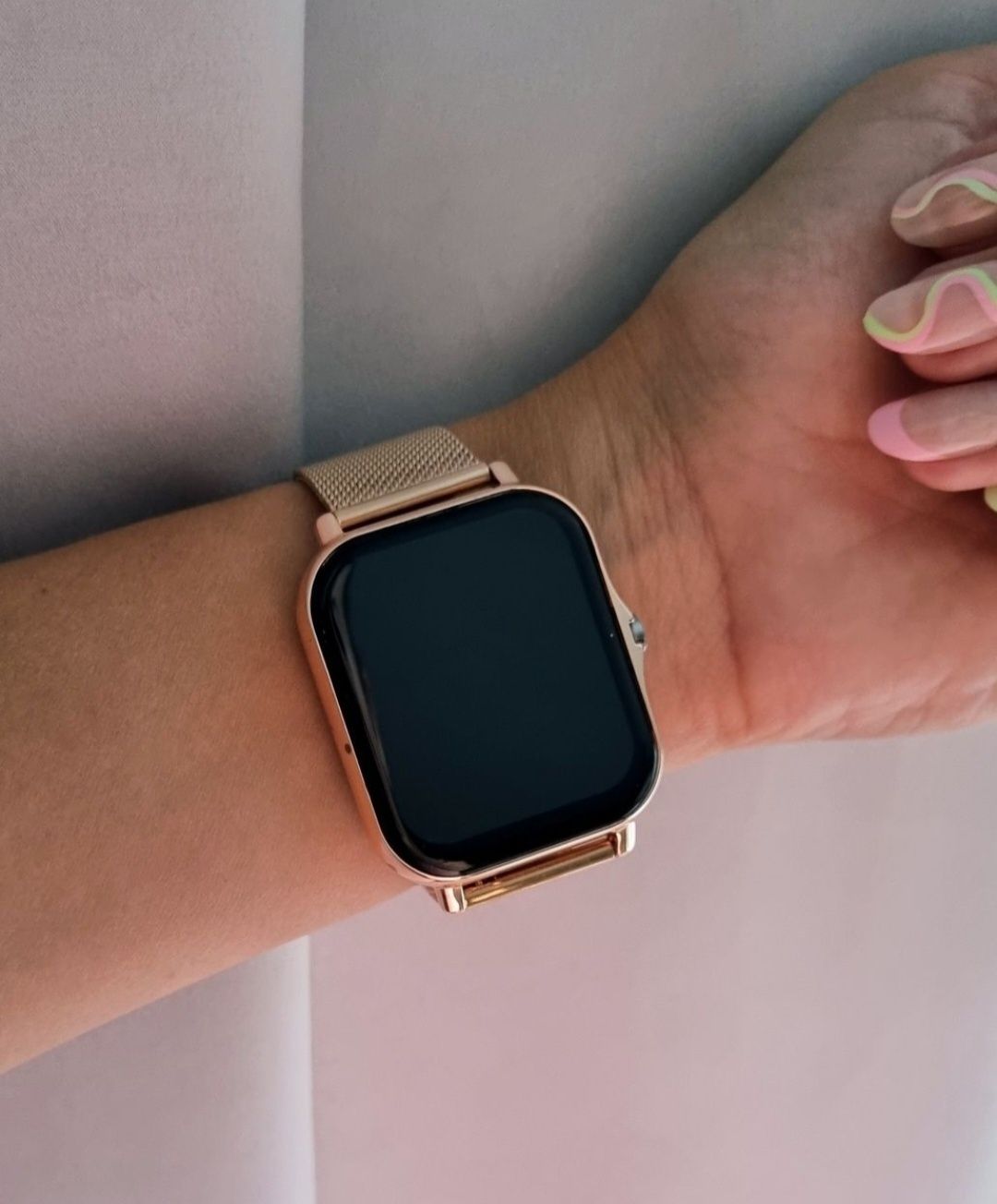 Złoty smartwatch