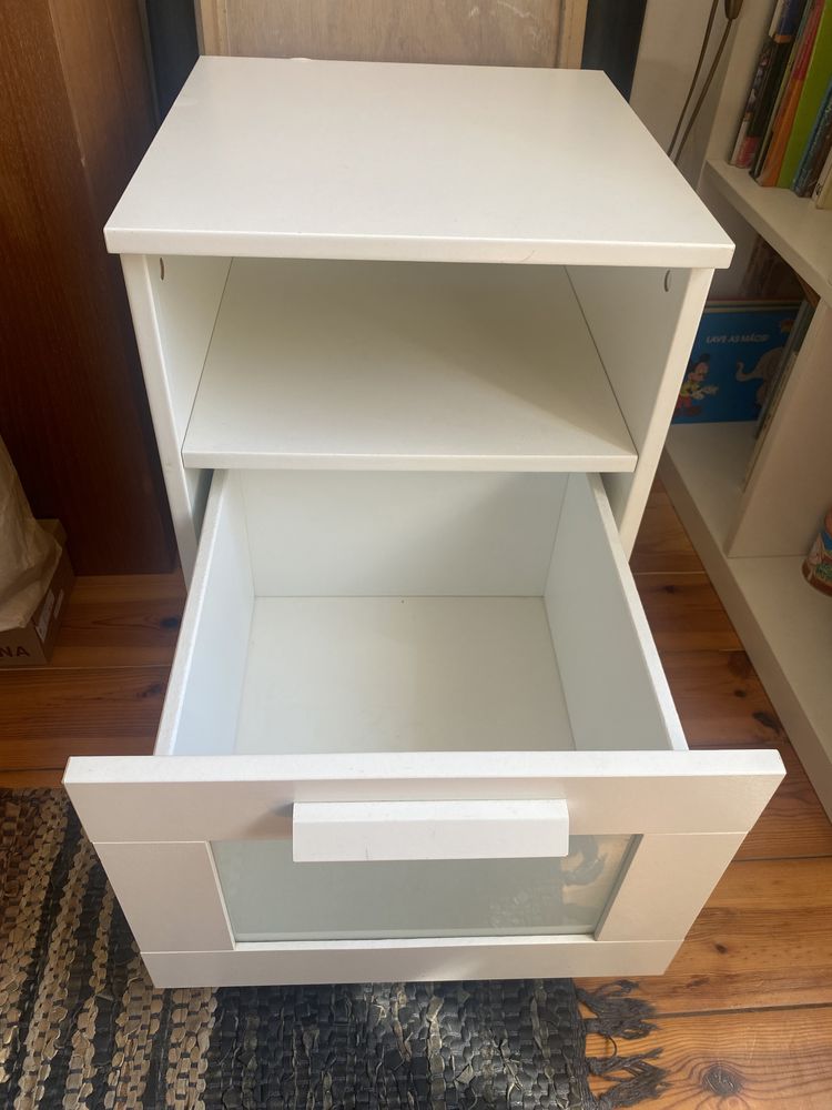 Mesa de cabeceira IKEA como nova