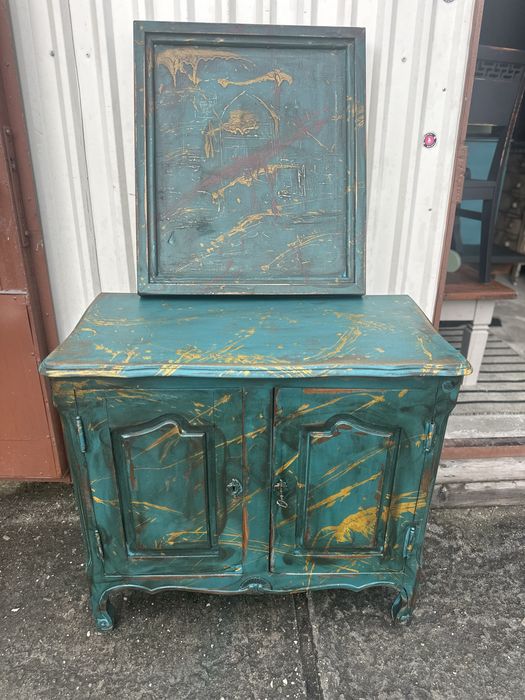 Komoda drewiana z obrazem