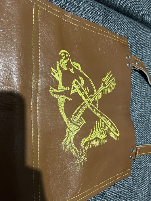 Фартук з натуральної шкіри.