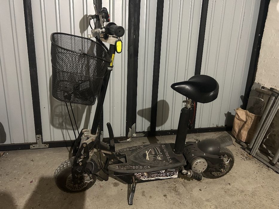 Електросамокат з сидінням