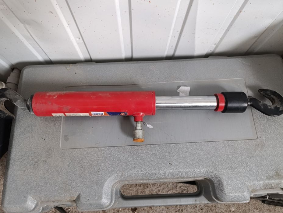 Набор для вытяжки повреждений автомобиля.