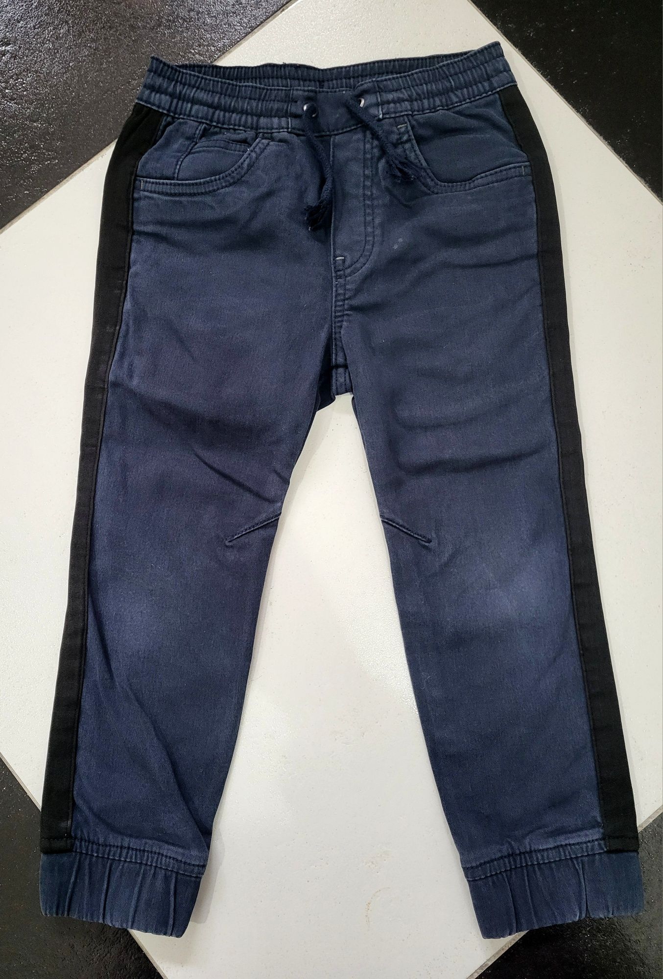 Spodnie jeansy granatowe z lampasem joggery eleganckie Zara r 110