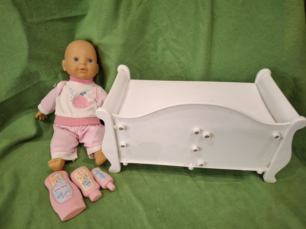 Bebé com caminha e produtos de higiene