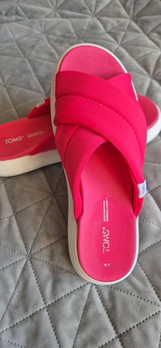 TOMS. Шльопанці 39 розмір