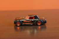 Hot Wheels autko "Resorak" Datsun Fairlady 2000