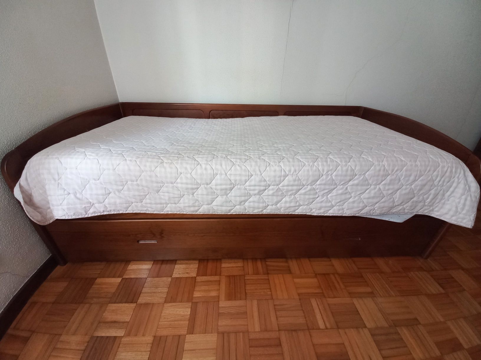 Quarto completo em madeira
