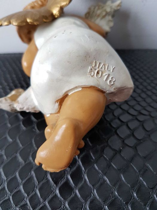 Vintage Euromarchi figurka wiszący anioł z kwiatami włoska żywica 5018
