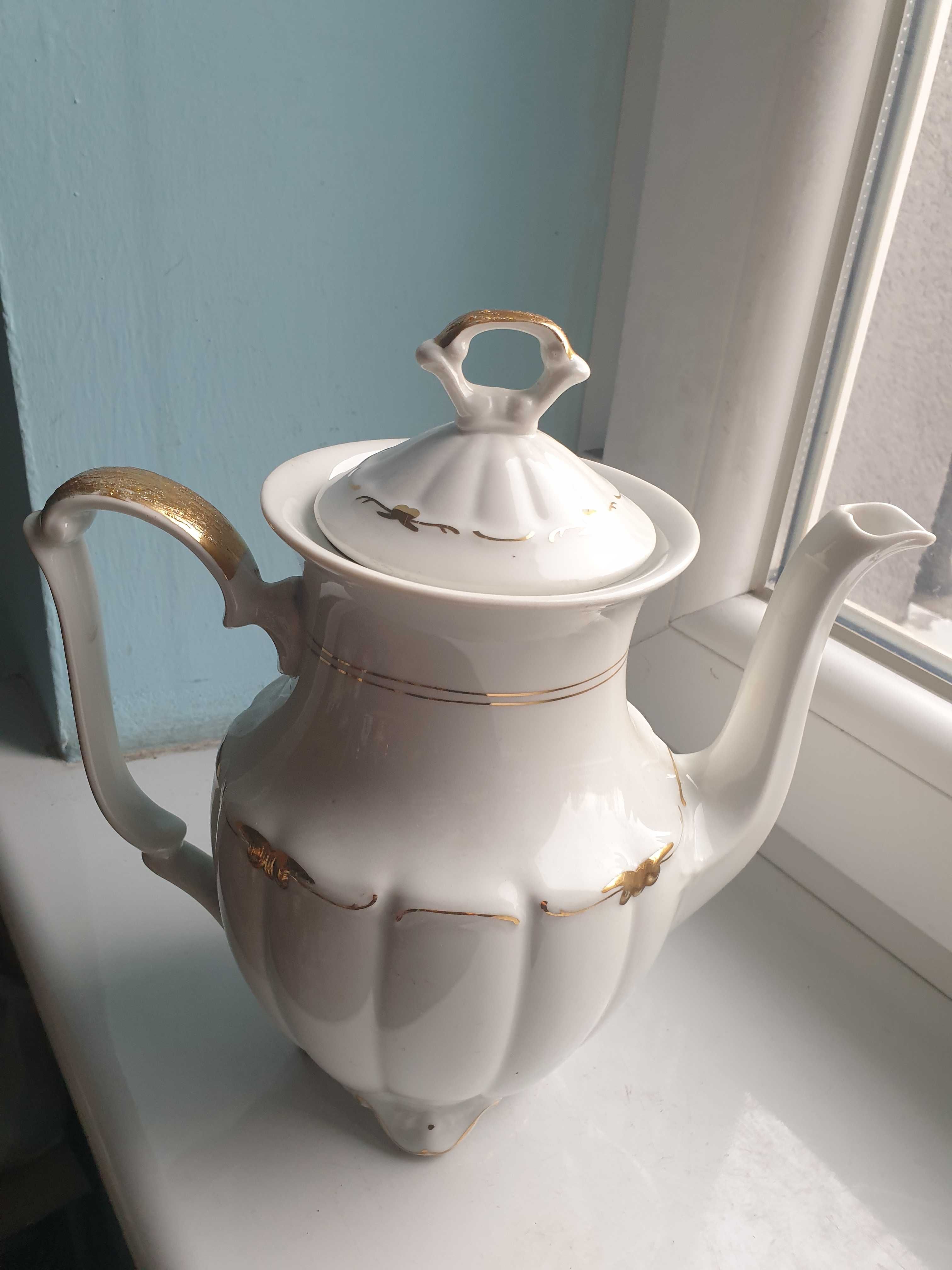 dzbanek porcelana Wałbrzych pojemność 1,7 l.