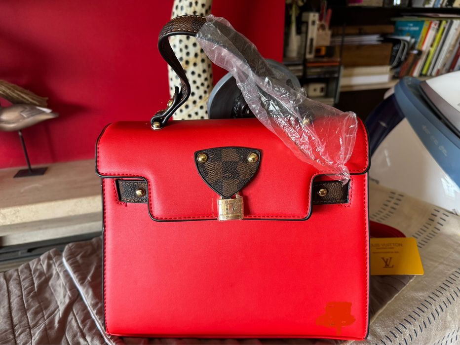 Bolsa vermelha com alça de mão e de ombro