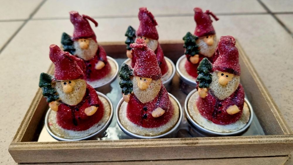 Świeczki ozdobne Mikołaje tealight 6 szt