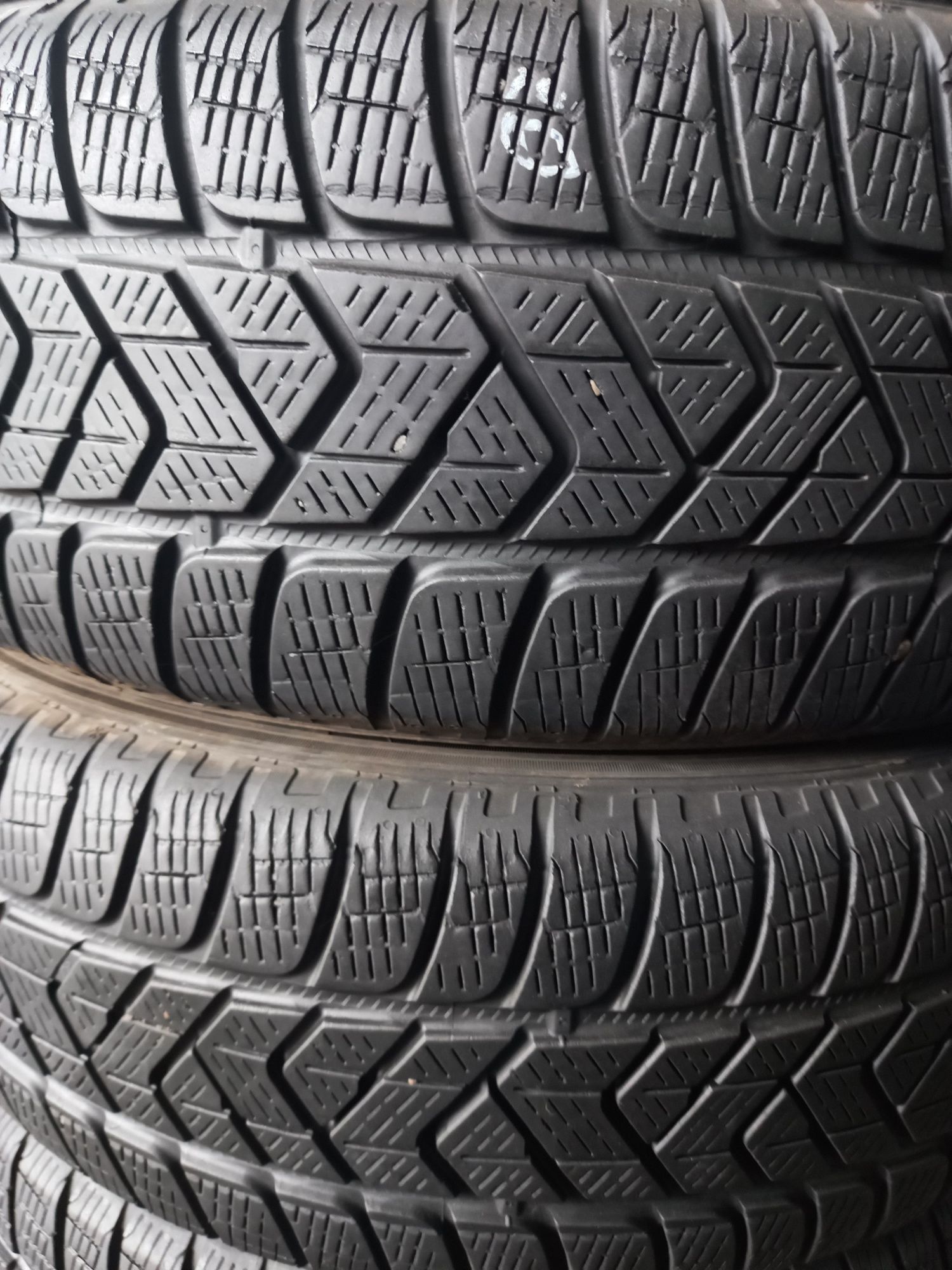 Opony używane 215/65/17 pirelli 4x6 mm 2020 rok prod