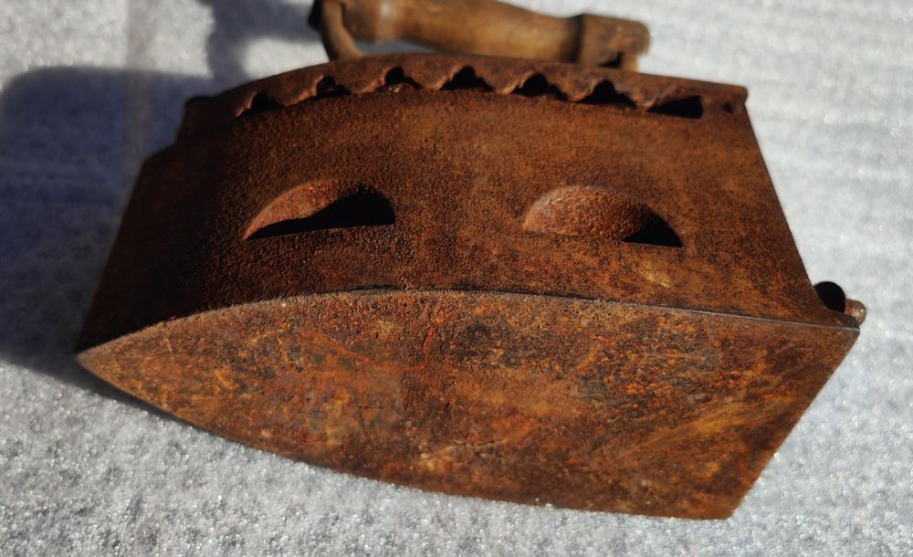 Stare żelazko na węgiel