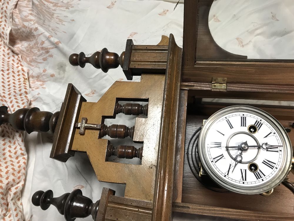 Stary drewniany zegar nakrecany sprawny