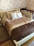Cama de casal com cabeceira em creme