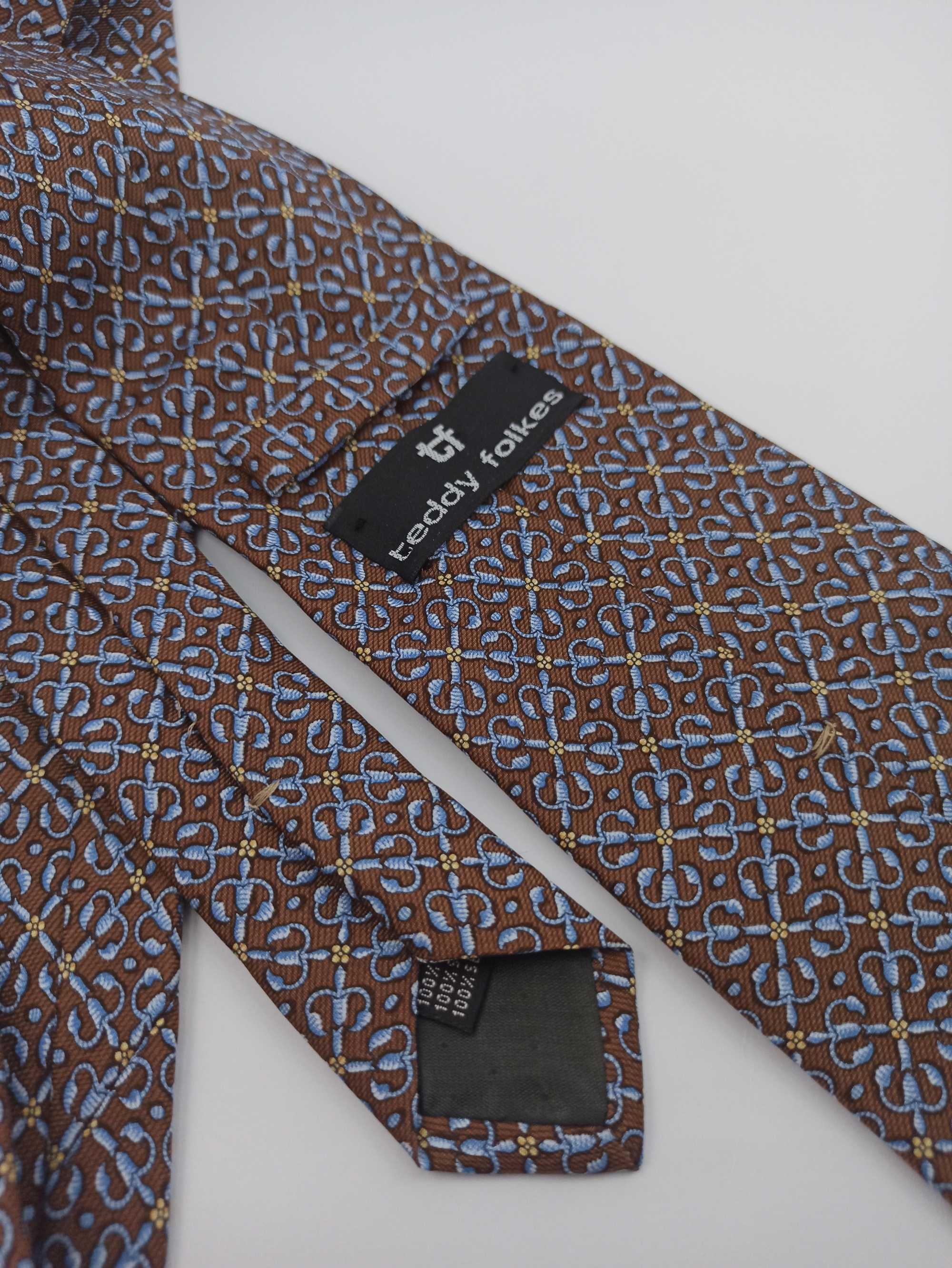 Brązowy włoski jedwabny krawat we wzory