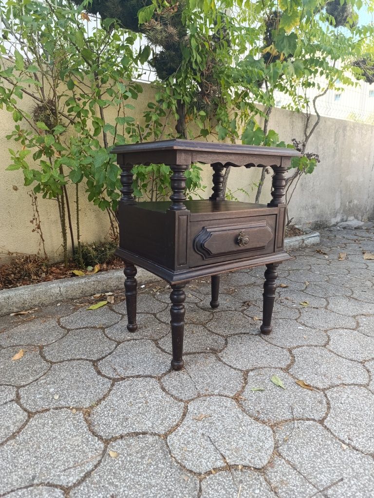 Mesa de cabeceira de madeira trabalhada