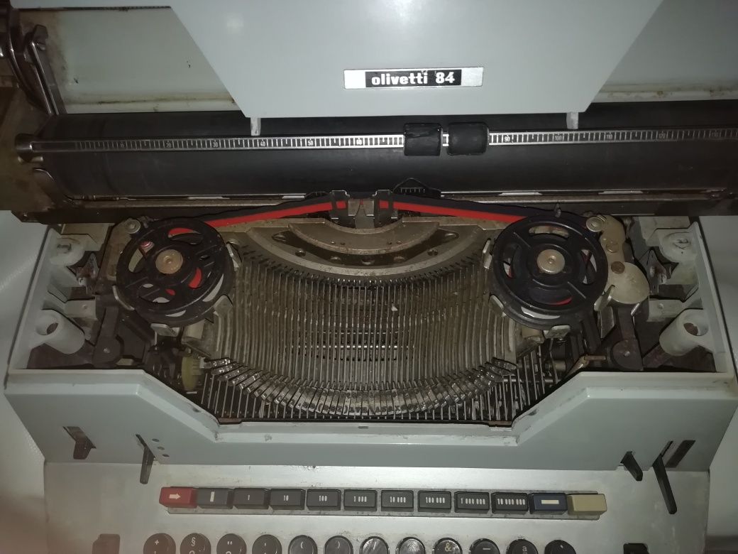 Máquina de escrever antiga Olivetti 84