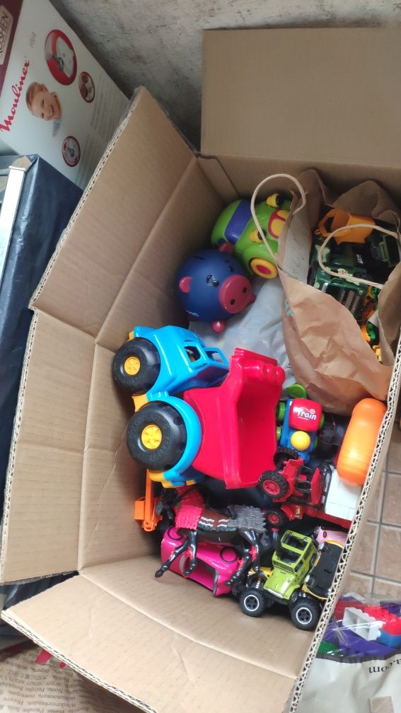 Продам много игрушек. Большой ящик. Для мальчика 3-7 лет.