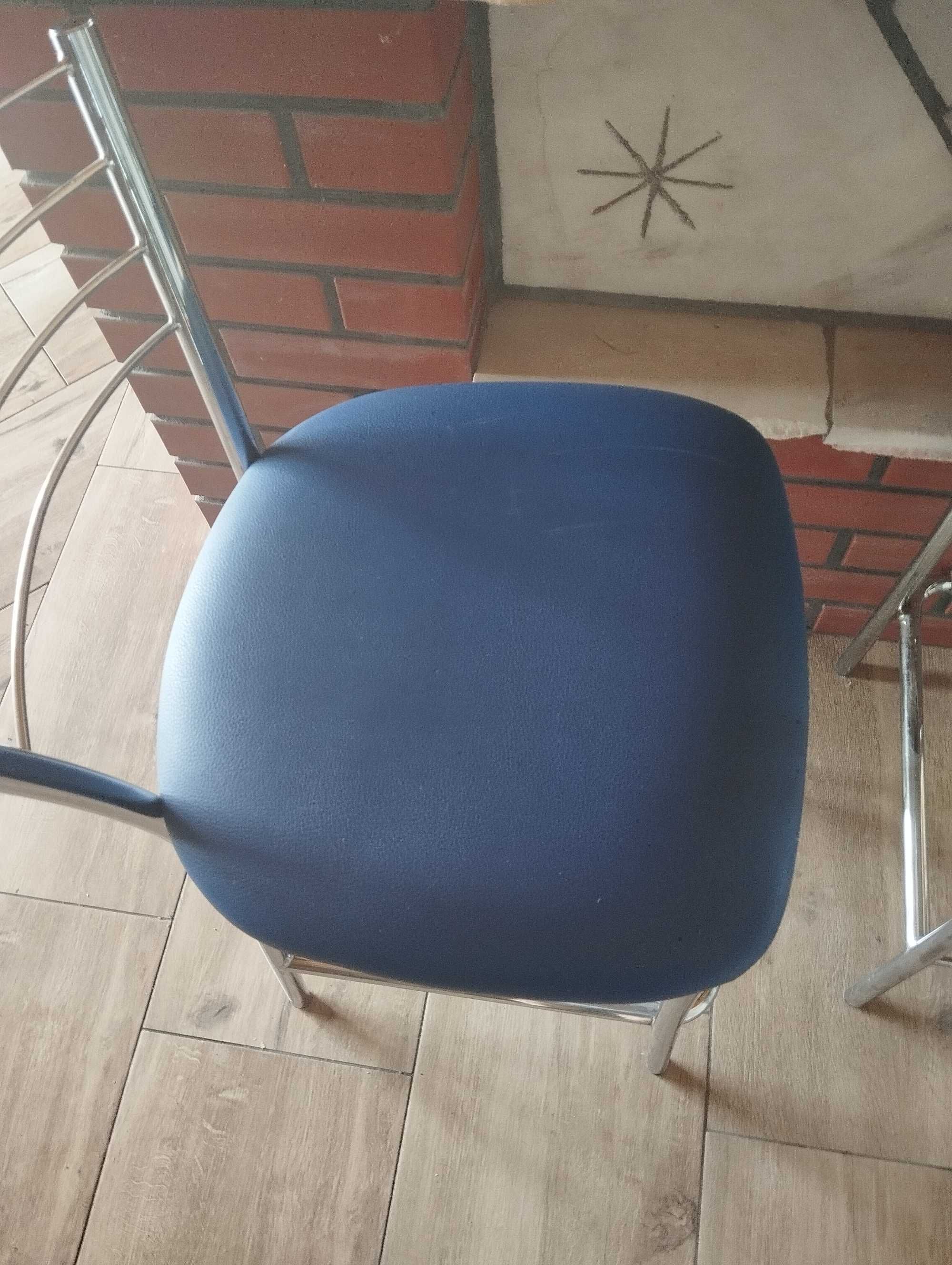 Krzesła barowe na metalowych nogach