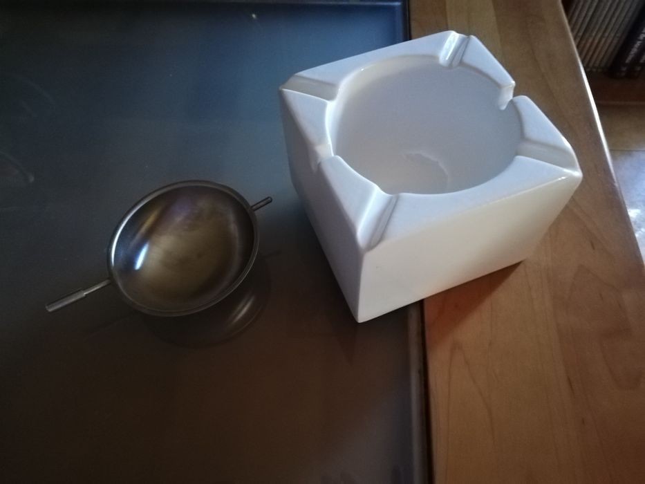 Cinzeiro de louça e inox