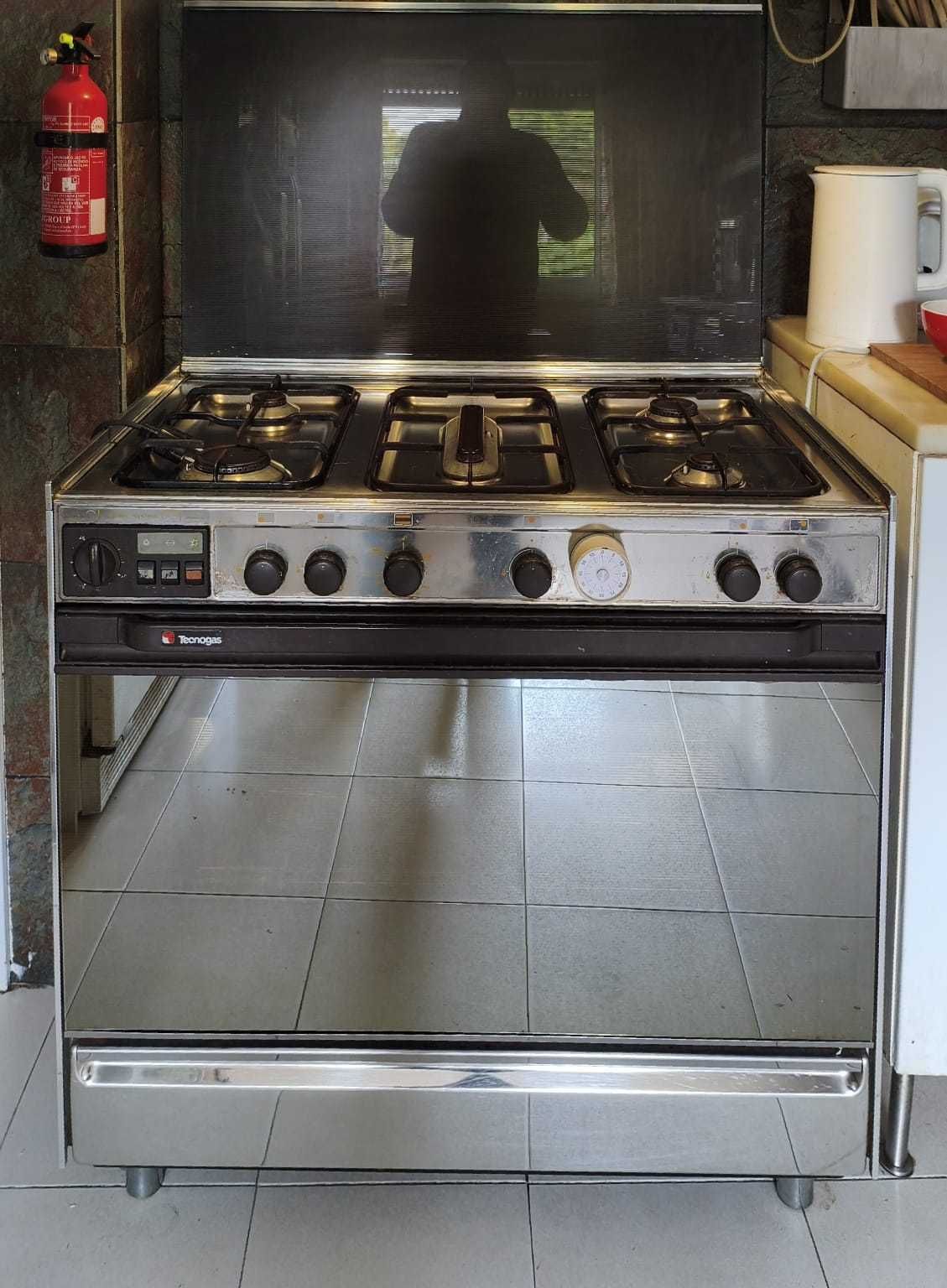 Fogão com forno a gás em bom estado