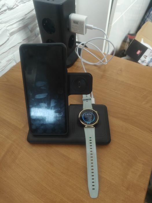 Ładowarka indukcyjna 3 w 1

Telefon,zegarek i słuchawki