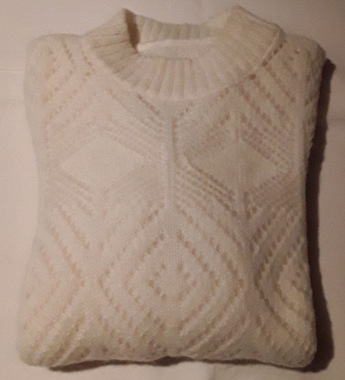 Camisola de malha tricô branca com manga comprida e decote redondo