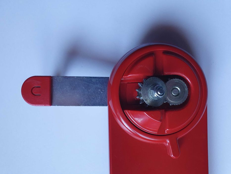 % Otwieracz do konserw naścienny Röda Clara 2000 NilsJohans! Szwedzki