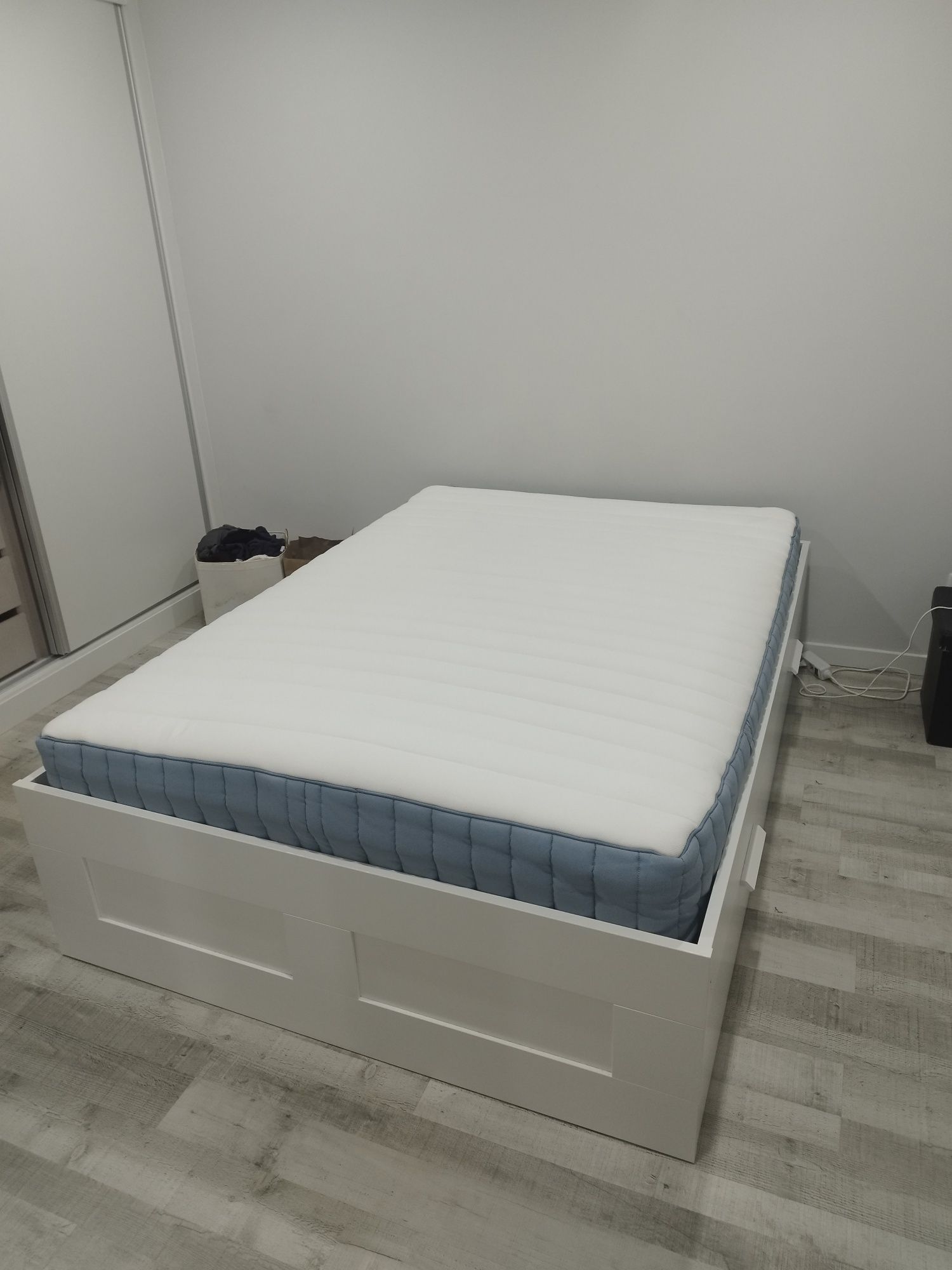 Cama com colchão 160x200 e quatro gavetas