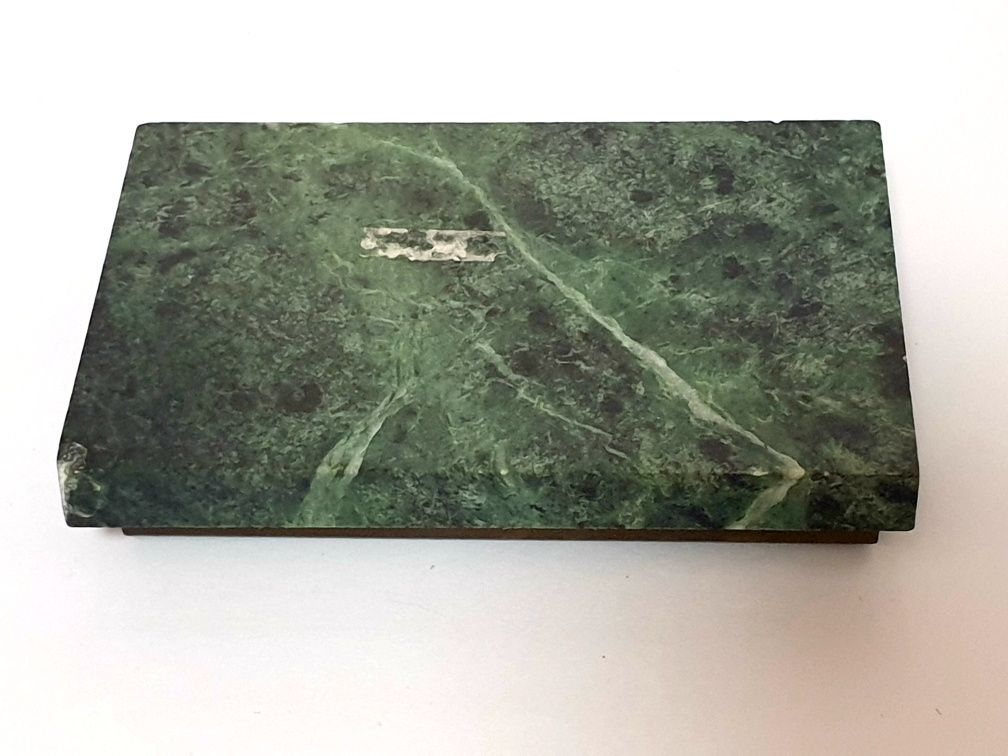 Pequeno ábaco asiático vintage em latão e pedra de jade