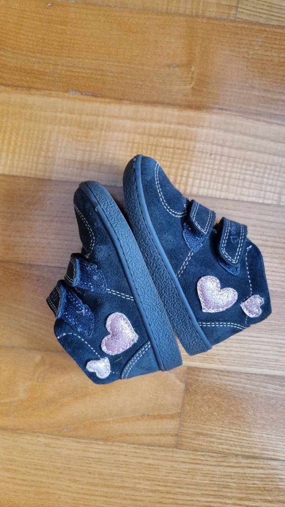 Granatowe, zamszowe buciki na rzepy dla dziewczynki, firmy Primigi.