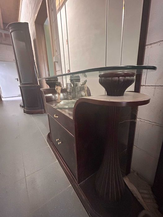 Aparador em madeira com espelho