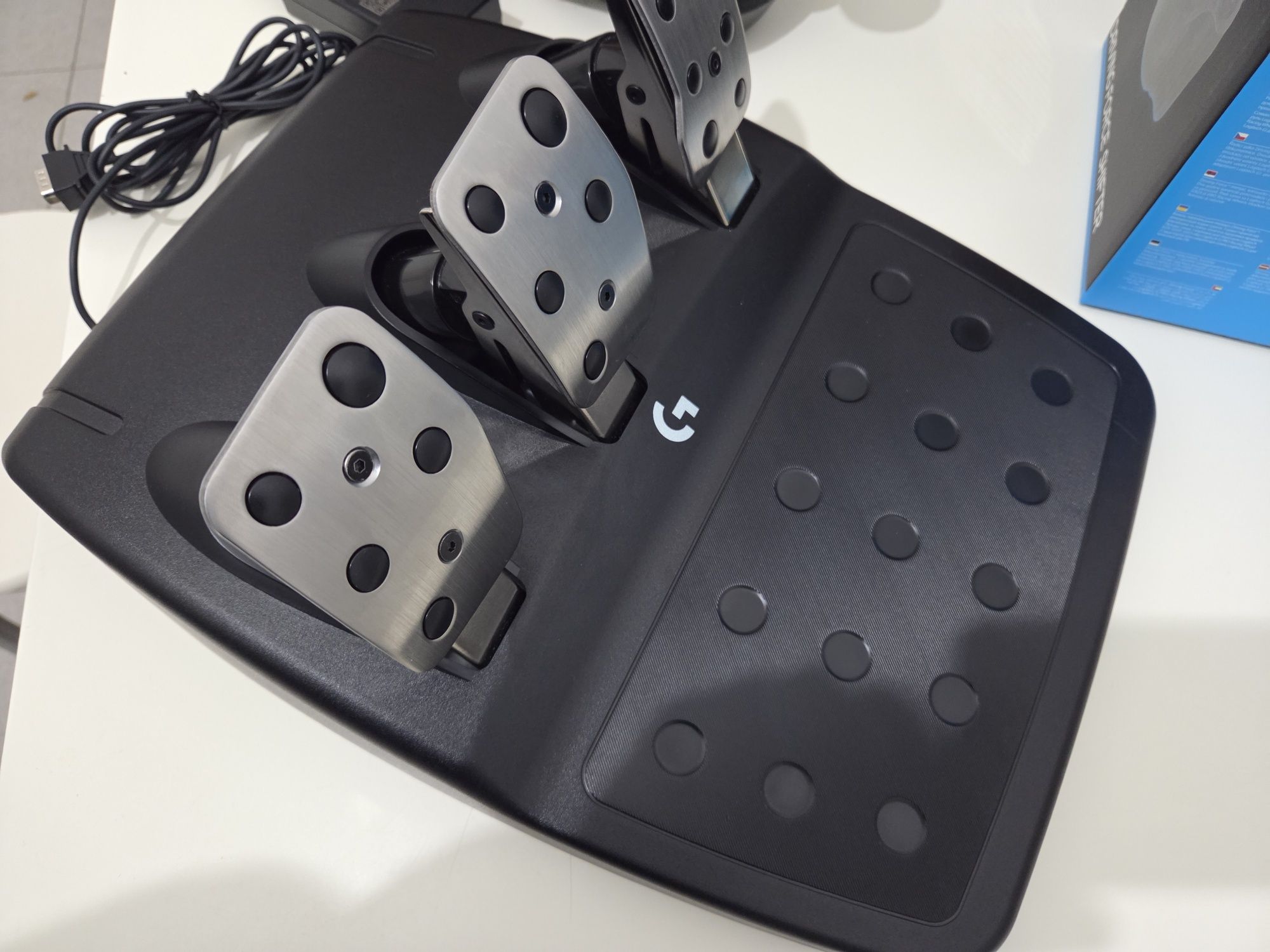 Volante Logitech G923 TRUEFORCE com Pedais e Câmbio Manual