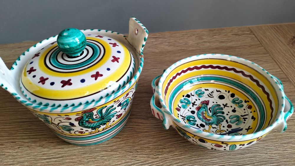 Ceramiczne pojemniki naczynia w wiejskim stylu