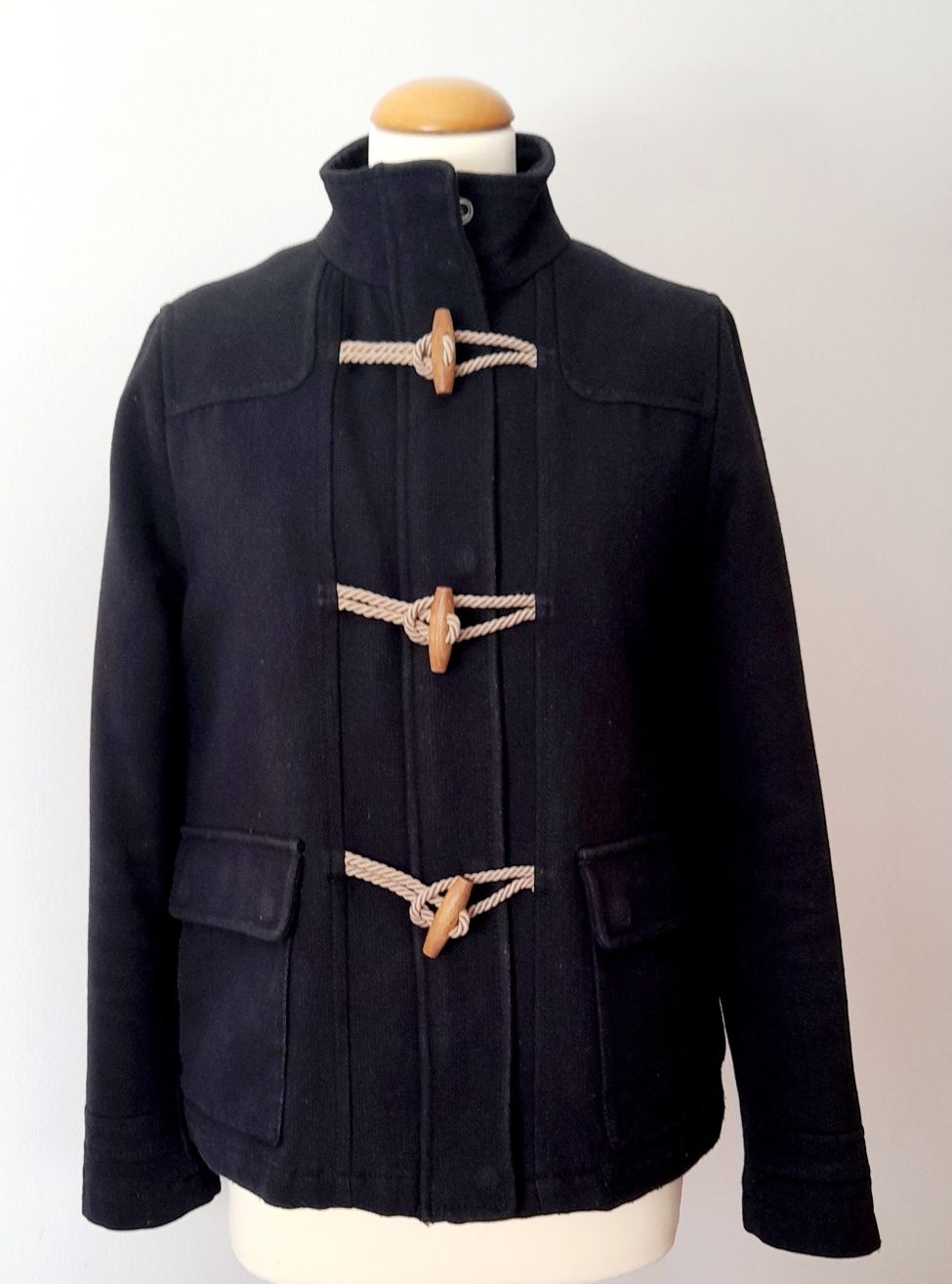 Parca Massimo Dutti preta, com alamares. Tamanho  M
