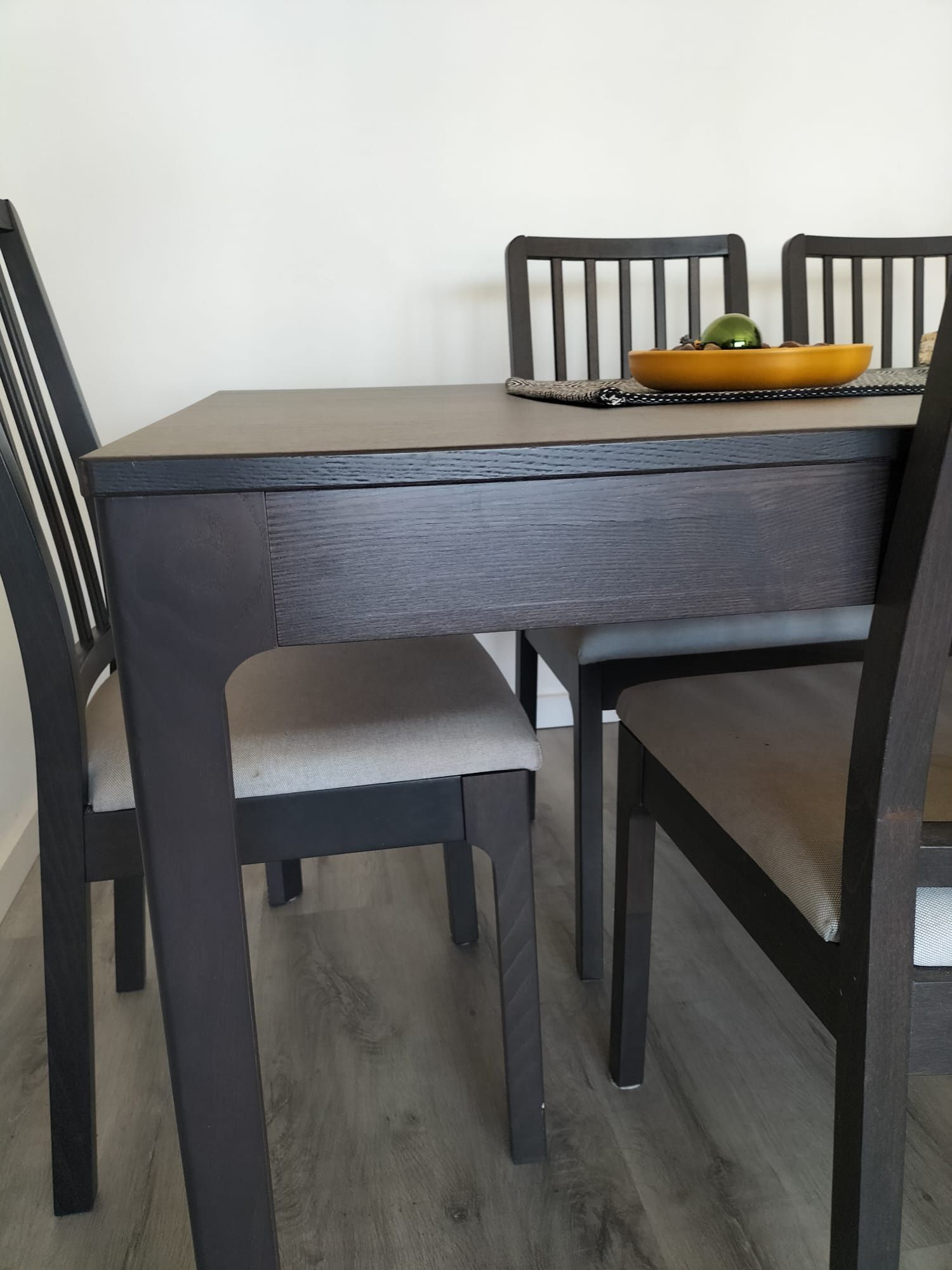 Mesa Ekdalen IKEA e cadeiras