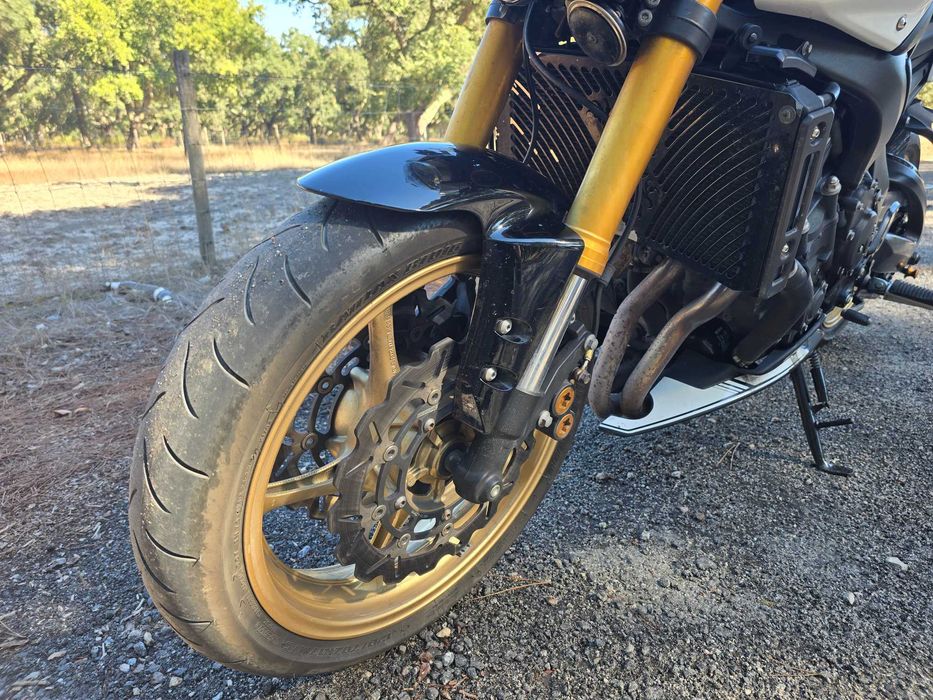 Yamaha FZ8 de garagem