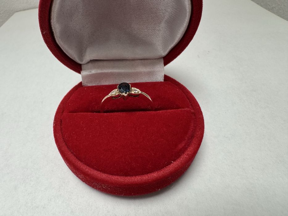 Золота каблучка 585 проби з сапфіром і діамантами