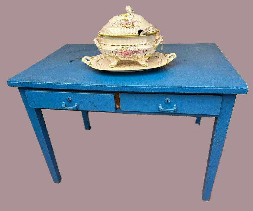 Mesa rustica antiga com gavetas