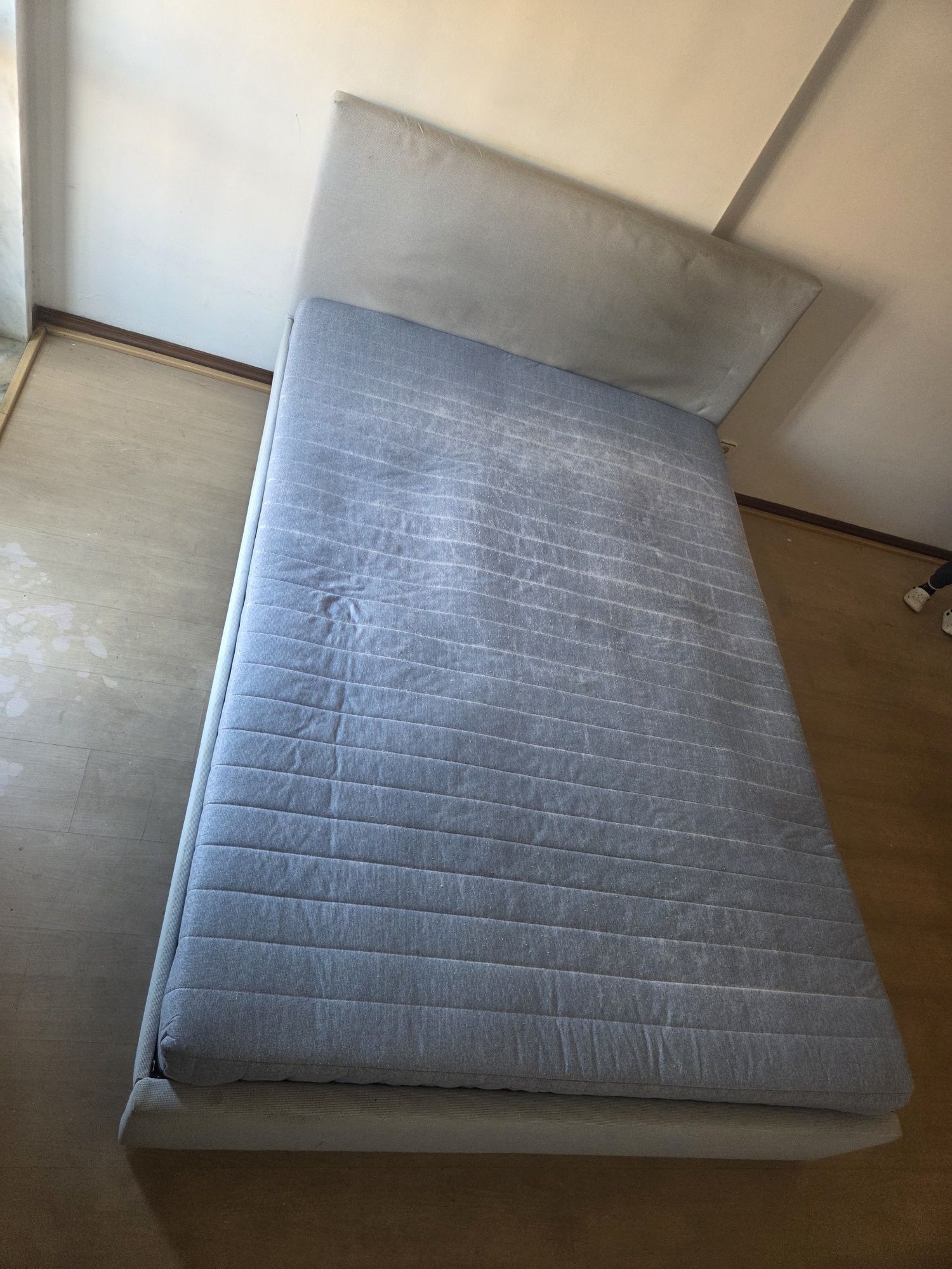 Cama com duas gavetas