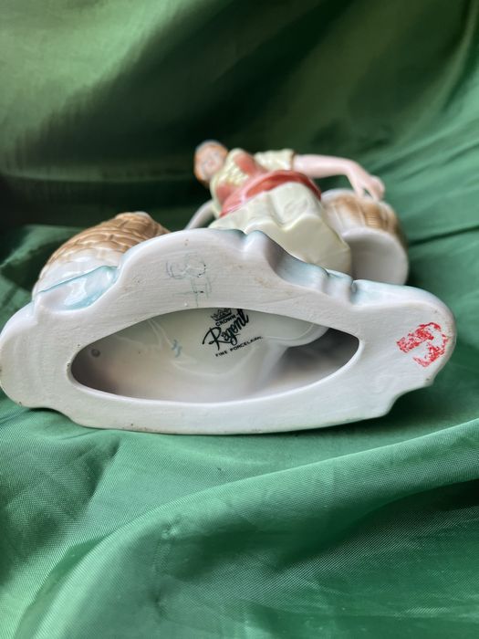 Фарфорова фігурка жінки з кошиками, Regent Japan