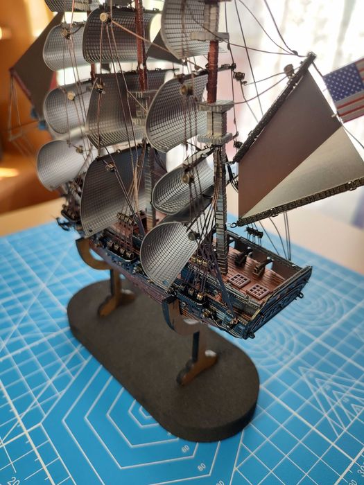 USS Constitution gotowy metalowy model Piececool 21 cm + gablota