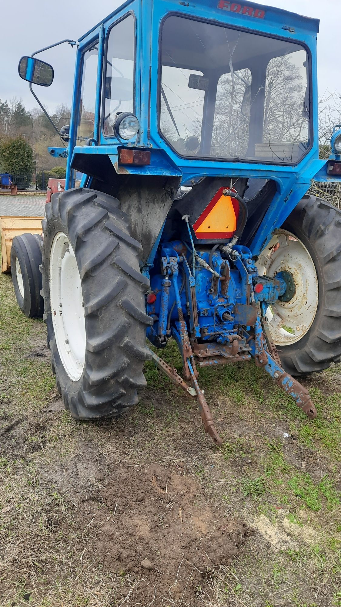 Traktor rolniczy Ford 5000 z ładowaczem i łychą, MF 595