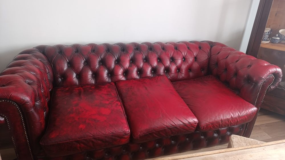 Wyjątkowy komplet skórzanych mebli w stylu Chesterfield