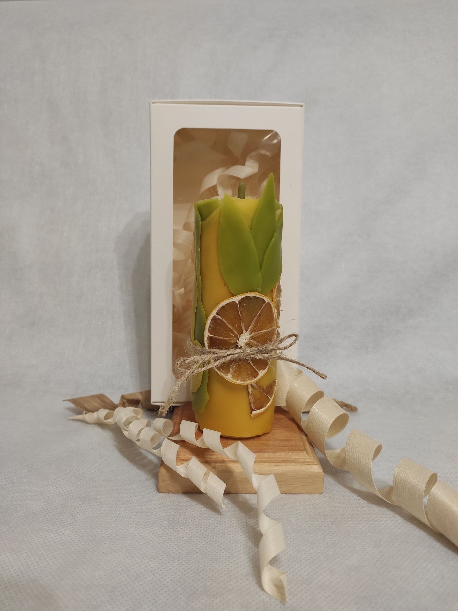 Свічка із натуральної вощини декорована восковими пластинами Лимон