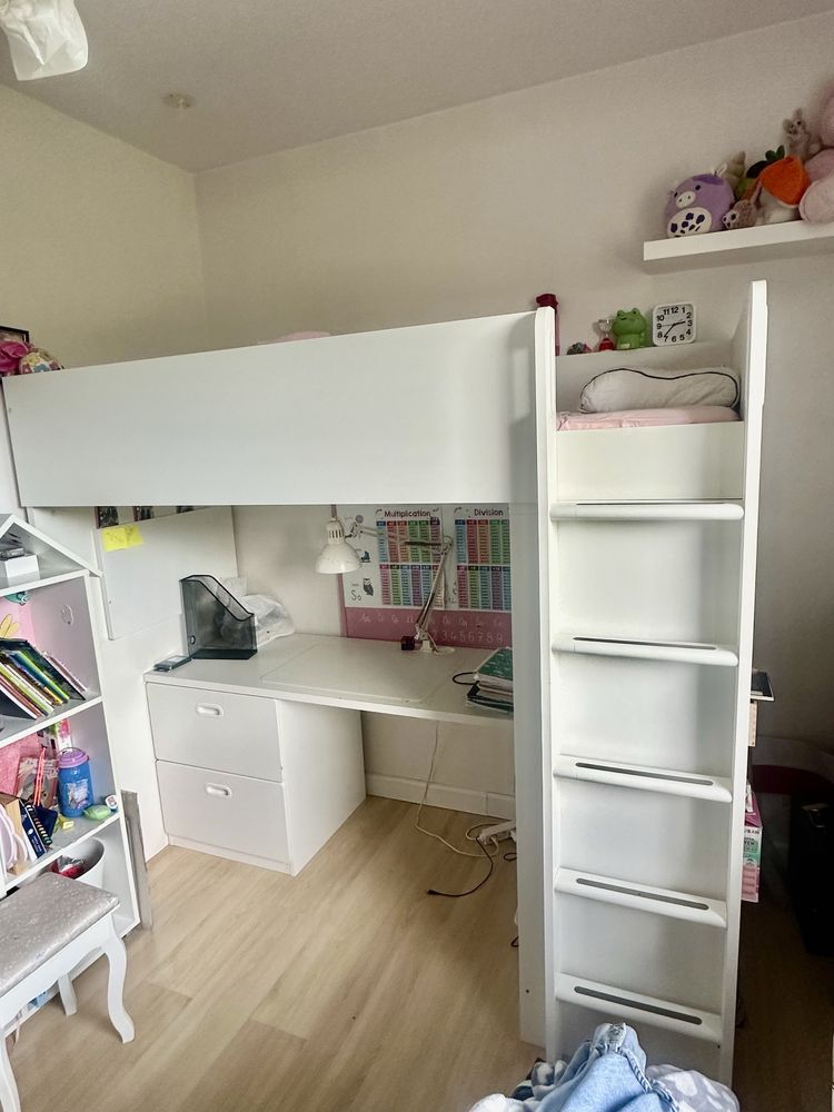 Lòzko pietrowe SMASTAD Z biurkiem IKEA
