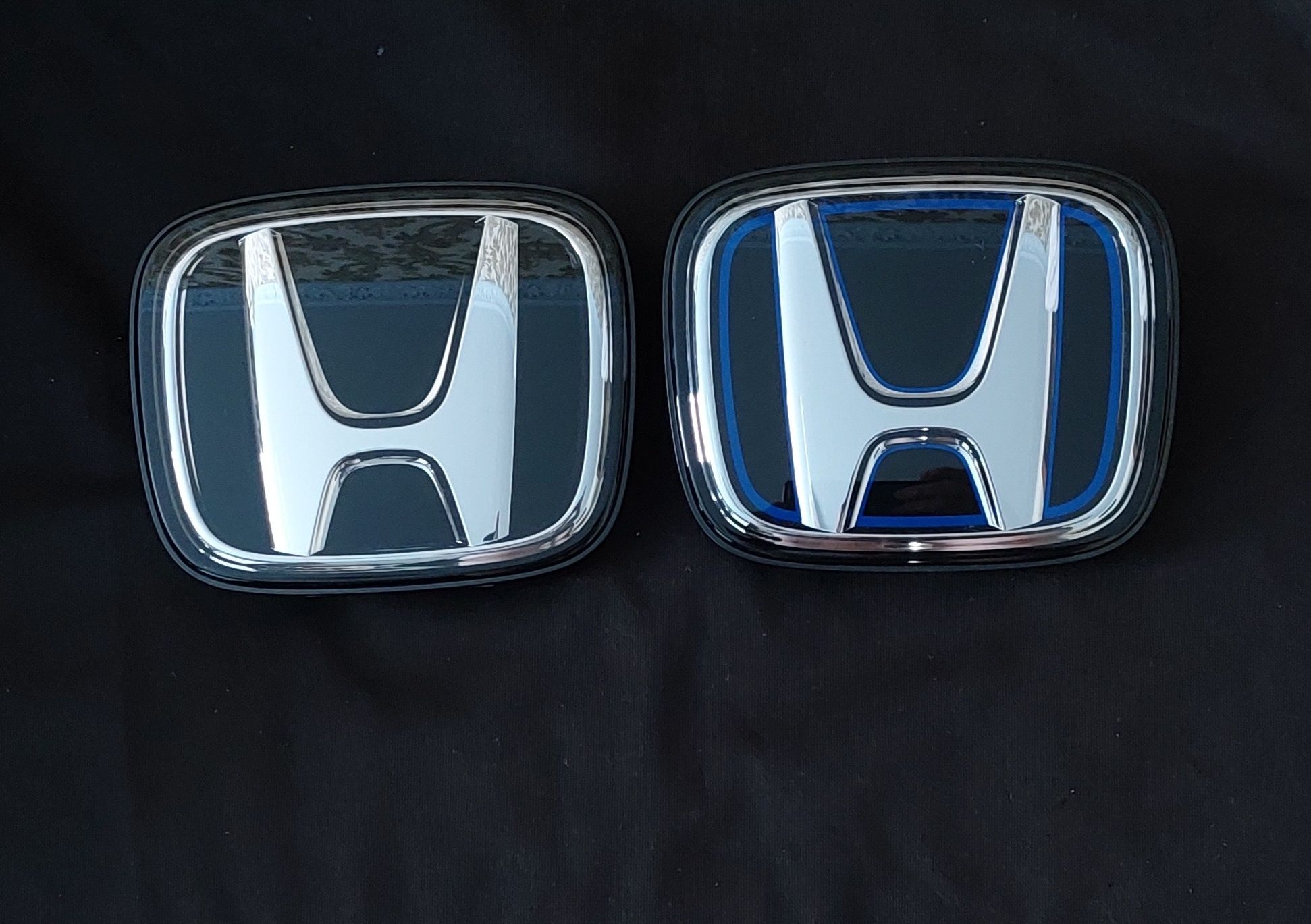 Эмблема под дистроник в решетку для Honda Accord 11