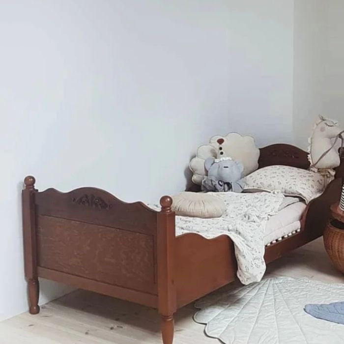 Drewniane łóżko że zdobieniem 160x70 z materacem