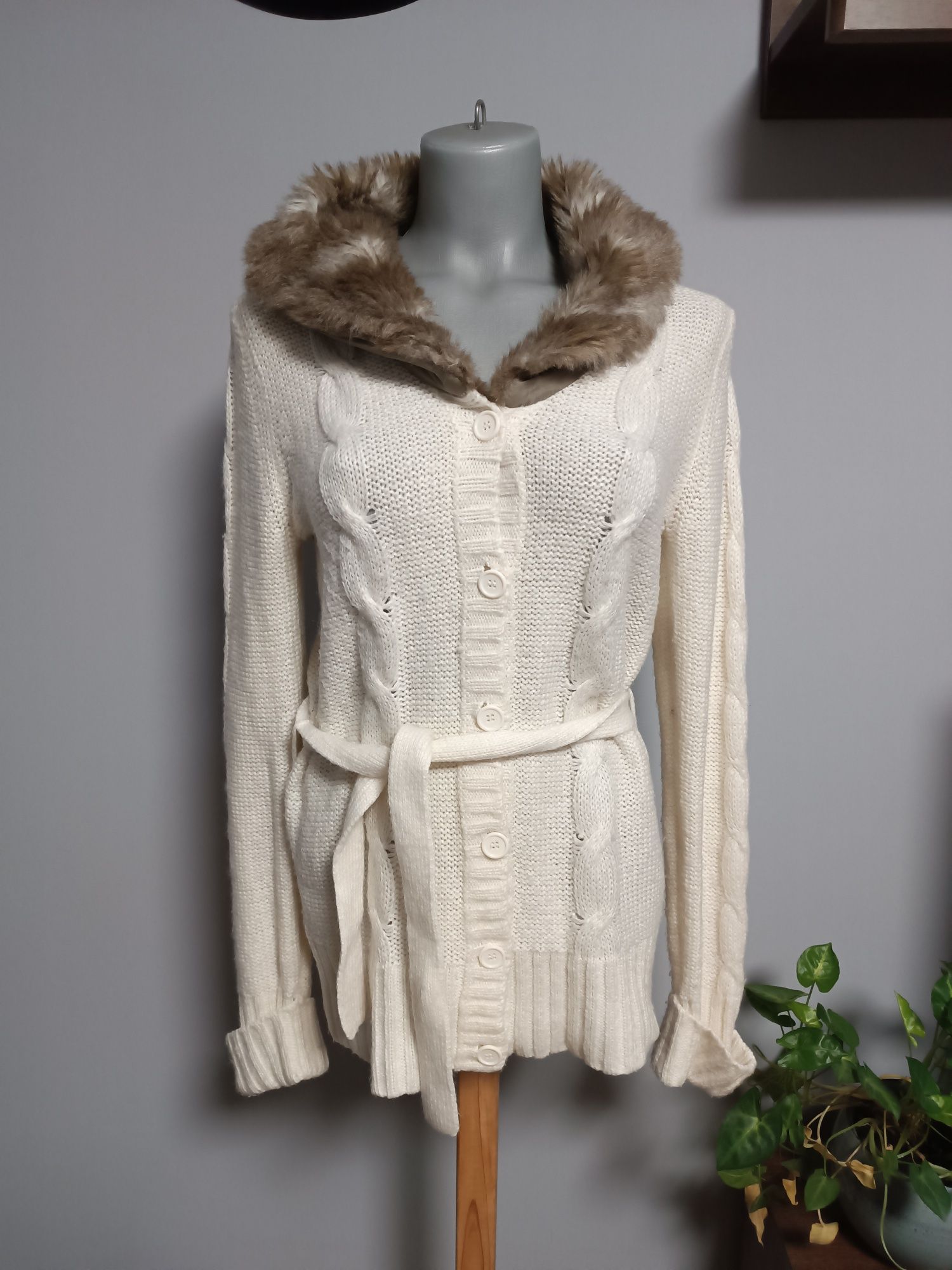 Elegancki sweter moher z kożuszkiem Oodji